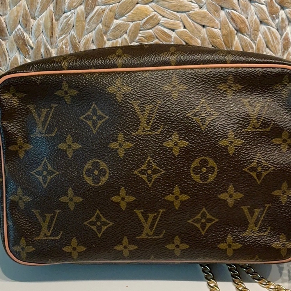 LOUIS VUITTON Mono Compiegne 23 Crossbody With Chain Strap - Picture 5 of 8